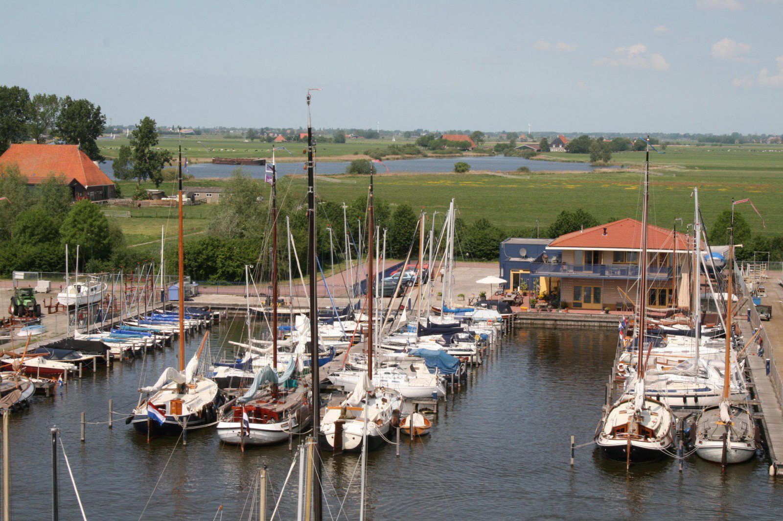 Elektrische sloep (10 personen) van Wellekom Watersport in Woudsend